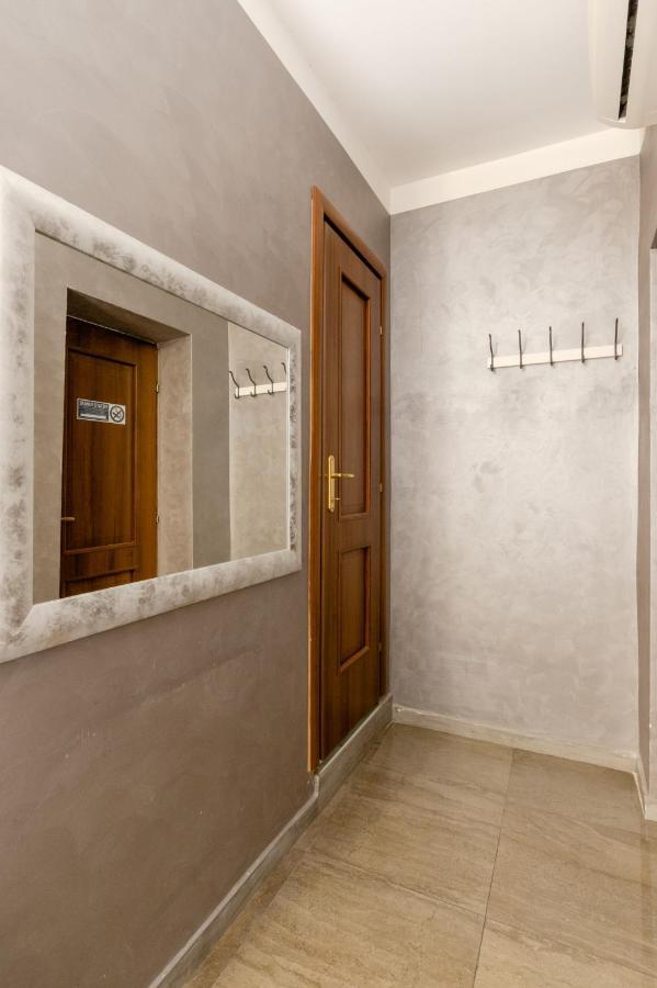 4-Bdr Apt Among Colosseum&Termini 10-People Apartment Roma Exterior foto